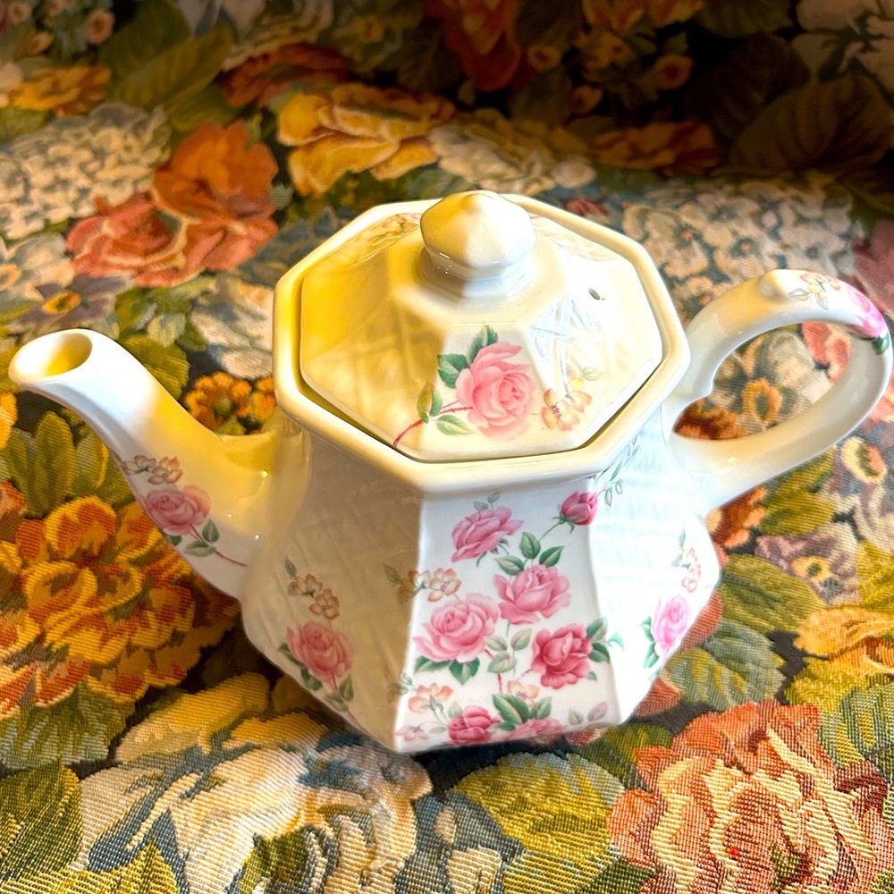 Vintage SADLER  WINDSOR Floral Teapot with Pink Rose